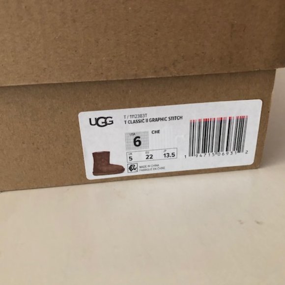 UGG Classic II Graphic Stitch Leather Kids' Short Boot for boy or girl. Size: 6 - Picture 13 of 13